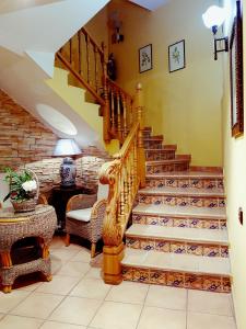 eine Treppe in einem Haus mit einem Tisch und Stühlen in der Unterkunft Hostal Maria Ronda in Madrid