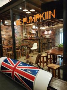 Un avion de jouets assis sur une table dans un restaurant dans l'établissement De Pumpkiin Hostel, à Phra Nakhon Si Ayutthaya