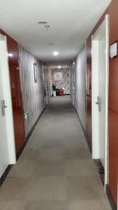 um longo corredor com um longo corredor sidx sidx sidx em Thank Inn Chain Hotel Jiangsu Huaian Lianshui Gaogou Town No.1 Street em Duimatou