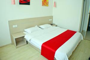 ZhengdingにあるThank Inn Chain Hotel Hebei Shijiazhuang Zhengding West Changshan Roadのベッドルーム(白いベッド1台、赤い毛布付)