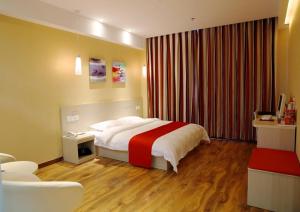 a hotel room with a bed and a desk and a desk at Thank Inn Chain Hotel Hebei Handan Guantao Zhuxian Road in Nanxinzhuang