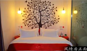 sypialnia z drzewem na ścianie w obiekcie Thank Inn Chain Hotel Guangdong Guangzhou Hudu District Shiling Town Pangu Road w mieście Huadu