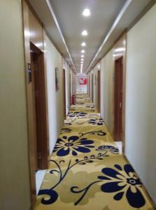 une rangée de lits dans un couloir dans l'établissement JUNYI Hotel Jiangsu Suzhou Mudu Ancient Town, à Suzhou