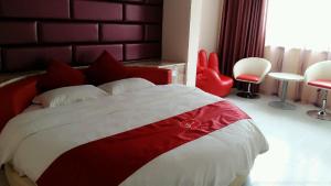 a bedroom with a red and white bed and chairs at Thank Inn Chain Hotel Jiangsu Huaian Lianshui Gaogou Town No.1 Street in Duimatou