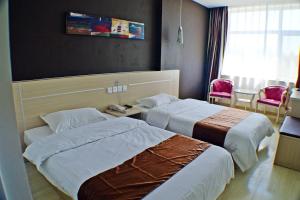 a hotel room with two beds in a room at Thank Inn Chain Hotel Hebei Shijiazhuang Zhengding West Changshan Road in Zhengding