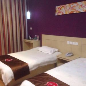 Giường trong phòng chung tại Thank Inn Chain Hotel Yiyang Shengli Road