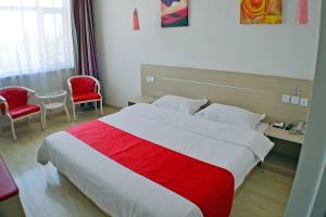 - une chambre avec un lit rouge et blanc et 2 chaises dans l'établissement Thank Inn Chain Hotel Hebei Shijiazhuang Zhengding West Changshan Road, à Zhengding