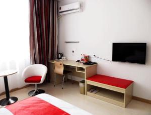 1 dormitorio con escritorio y 1 cama con monitor en Thank Inn Chain Hotel Hebei Shijiazhuang Yuanshi Changshan Road, en Maoyi