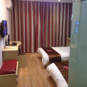 Giường trong phòng chung tại Thank Inn Chain Hotel Yiyang Shengli Road