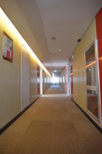 un pasillo vacío en un edificio de oficinas en Thank Inn Chain Hotel Shandong Qingdao Junfeng Road en Qingdao