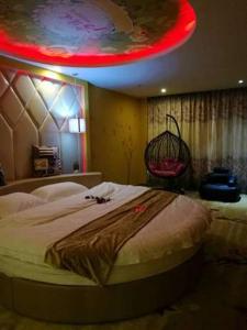 a bedroom with a large bed with a red ceiling at Thank Inn Chain Hotel Zhejiang Huzhou Changxing Town Qingfang City in Jiapu