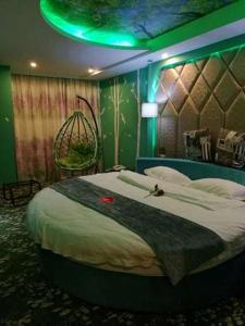 1 dormitorio con 1 cama grande y techo verde en Thank Inn Chain Hotel Zhejiang Huzhou Changxing Town Qingfang City, en Jiapu