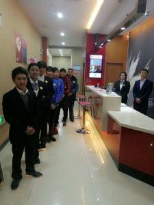 un grupo de personas de pie en una habitación en Thank Inn Chain Hotel Zhejiang Huzhou Changxing Town Qingfang City, en Jiapu
