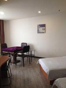 Un pat sau paturi într-o cameră la Thank Inn Chain Hotel Hubei Wuhan Dongxihu District Jinghe Street