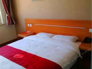 Cama ou camas em um quarto em Thank Inn Chain Hotel Shanxi Lvliang Jiaokou County West Street