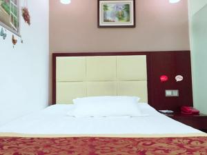 蘇州的住宿－尚客優連鎖江蘇蘇州蠡口地鐵站店，卧室配有一张带红色毯子的白色床