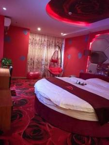 een slaapkamer met een groot bed en een rood plafond bij Thank Inn Chain Hotel Zhejiang Huzhou Changxing Town Qingfang City in Jiapu