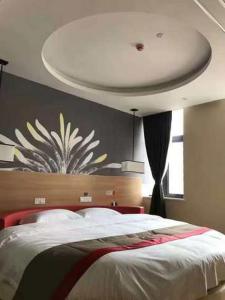- une chambre avec un grand lit orné d'une peinture murale dans l'établissement Thank Inn Chain Hotel Zhejiang Hangzhou West Lake District, Sandun County, Oulubao Plaza, à Libu