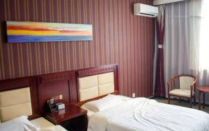 Thank Inn Chain Hotel Hebei Tangshan Qiananxuanhe Homeland في Kuizhuang: غرفة نوم بسرير ومكتب وكرسي