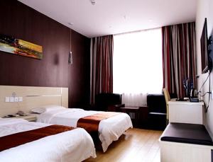 Cette chambre comprend deux lits et une télévision. dans l'établissement Thank Inn Chain Hotel Shanxi Jinzhong Shouyang Chaoyang Road, à Shouyang