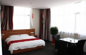 Gulta vai gultas numurā naktsmītnē Thank Inn Chain Hotel Jiangsu Lianyungang Donghai North Niushan Road