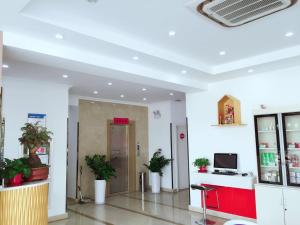 een lobby van een ziekenhuis met potplanten bij Thank Inn Chain Hotel Jiangsu Suzhou likou Metro Station in Suzhou