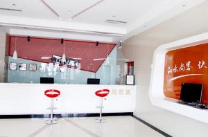 - un bar avec tabourets rouges dans une pièce dans l'établissement Thank Inn Chain Hotel Shanxi Jinzhong Shouyang Chaoyang Road, à Shouyang
