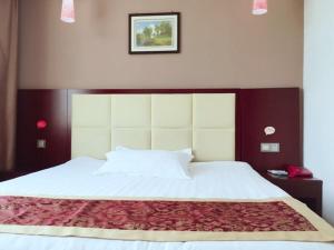 a bedroom with a large white bed with a red blanket at Thank Inn Chain Hotel Jiangsu Suzhou likou Metro Station in Suzhou