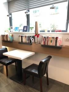 The library in a hosteleket