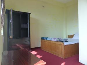 una camera con un letto e un grande televisore di Gorgeous Village Guest House a Pokhara