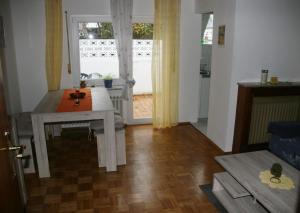 a living room with a table and a window at Ferienwohnung Neuber in Bad Kissingen