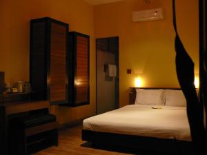 Llit o llits en una habitació de JavaCove Beach Hotel