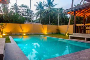 Swimming pool sa o malapit sa Breeze Villa Unawatuna