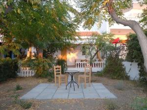 アルハンゲロスにあるCasa Elizabetaの木の下の庭のテーブルと椅子