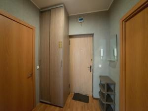 ein leerer Flur mit Tür und Zimmer in der Unterkunft Апартаменты на 78-й Добровольческой Бригады - 28 in Krasnojarsk