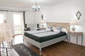 una camera con un letto e due tavoli e una finestra di Anita Home a Gyenesdiás