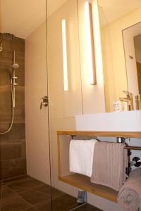 un bagno con lavandino e doccia di Apart Michaela a See