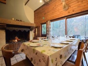 una sala da pranzo con tavolo e camino di Cosy Holiday Home in Noirefontaine with Garden a Bellevaux