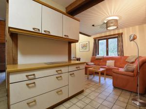 una cucina e un soggiorno con divano di Cosy Holiday Home in Noirefontaine with Garden a Bellevaux