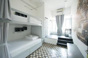1 dormitorio con 2 literas y ventana en Cacha Bed, en Bangkok