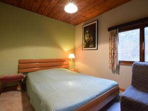 detached chalet in lovely hiking region tesisinde bir odada yatak veya yataklar