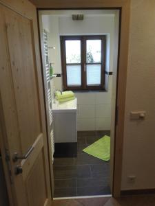 ein Bad mit einem Waschbecken und einem Fenster in der Unterkunft Ferienwohnung Holzer in Sankt Michael im Lungau