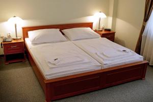 A bed or beds in a room at Hotel Grand