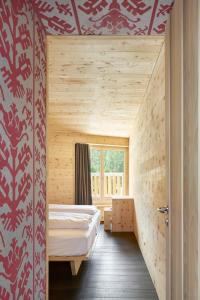 Säng eller sängar i ett rum på Alpine Lodge Chesa a la Punt