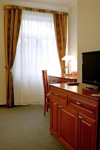 A television and/or entertainment centre at Hotel Grand