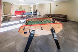 a ping pong table in the middle of a living room at Archipel Volcans in Saint-Genès-Champanelle