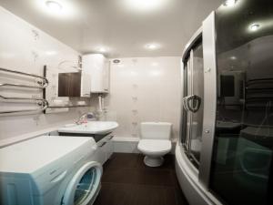 クラスノヤルスクにあるАпартаменты на Молокова 16の白いバスルーム(トイレ、シンク付)