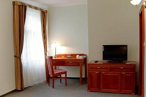 A television and/or entertainment centre at Hotel Grand