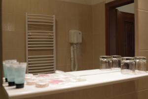 A bathroom at Hotel Grand