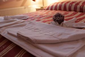 A bed or beds in a room at Hotel Grand